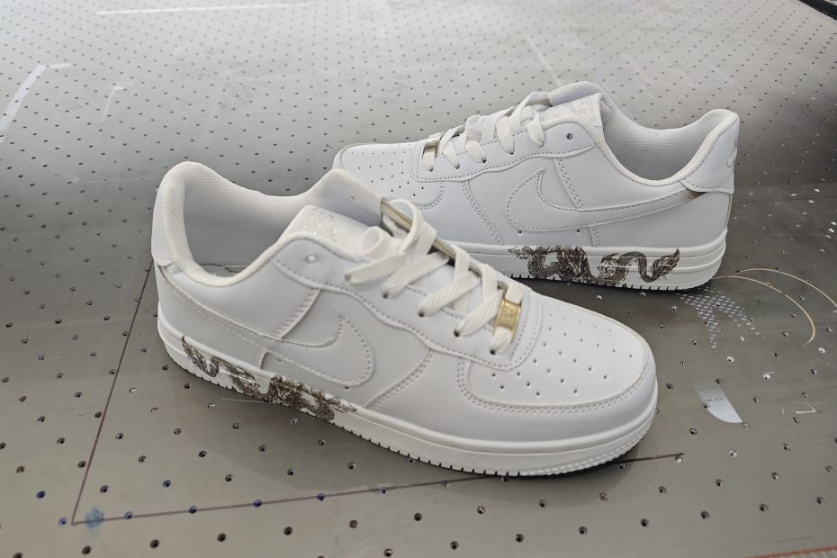 Revolutionize Shoe Decoration with 1210 Visual Positioning UV Flatbed Printer缩略图